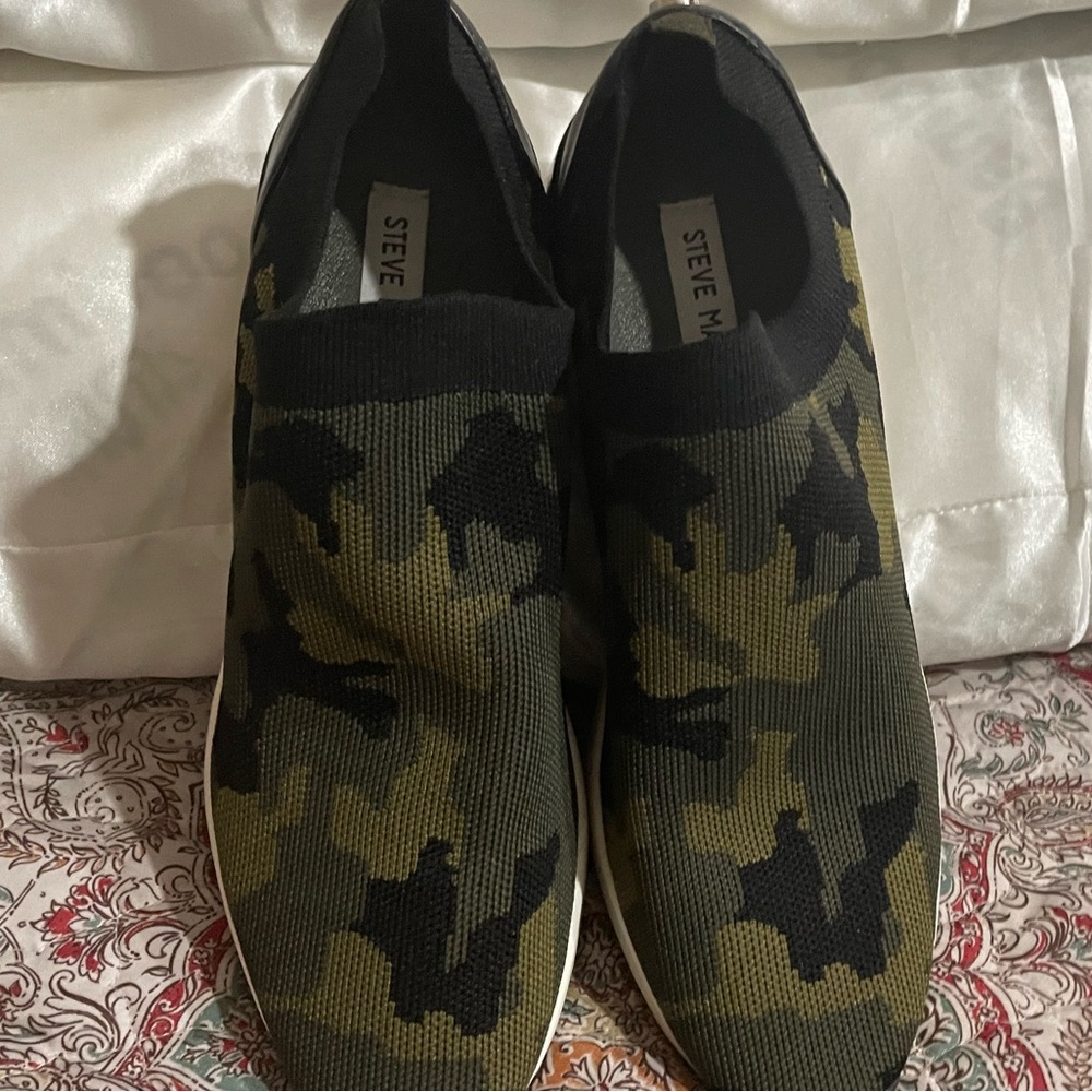 STEVE MADDEN CAMOUFLAGE SNEAKERS